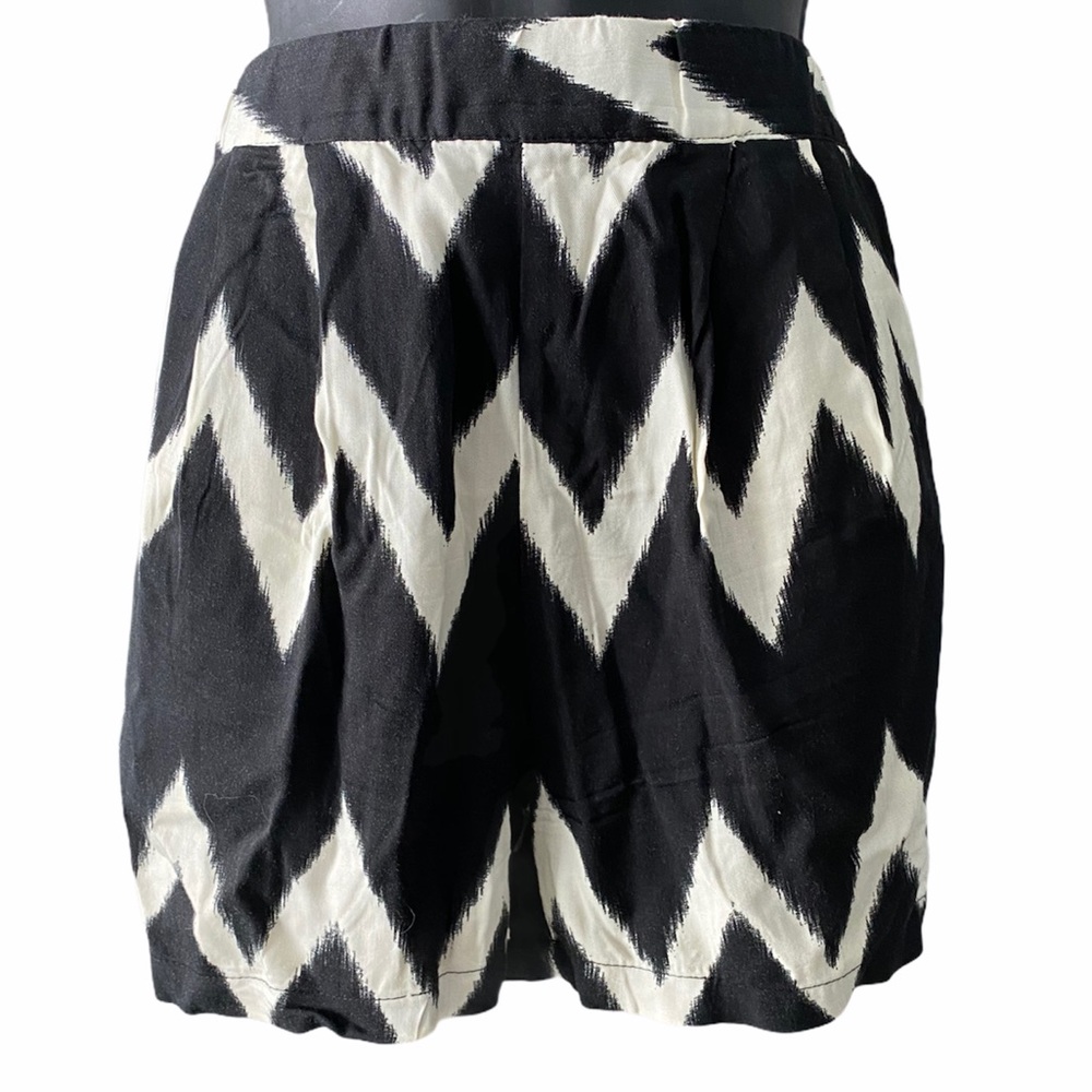🤍3/$30 H&M Black and White Chevron Shorts Size XS